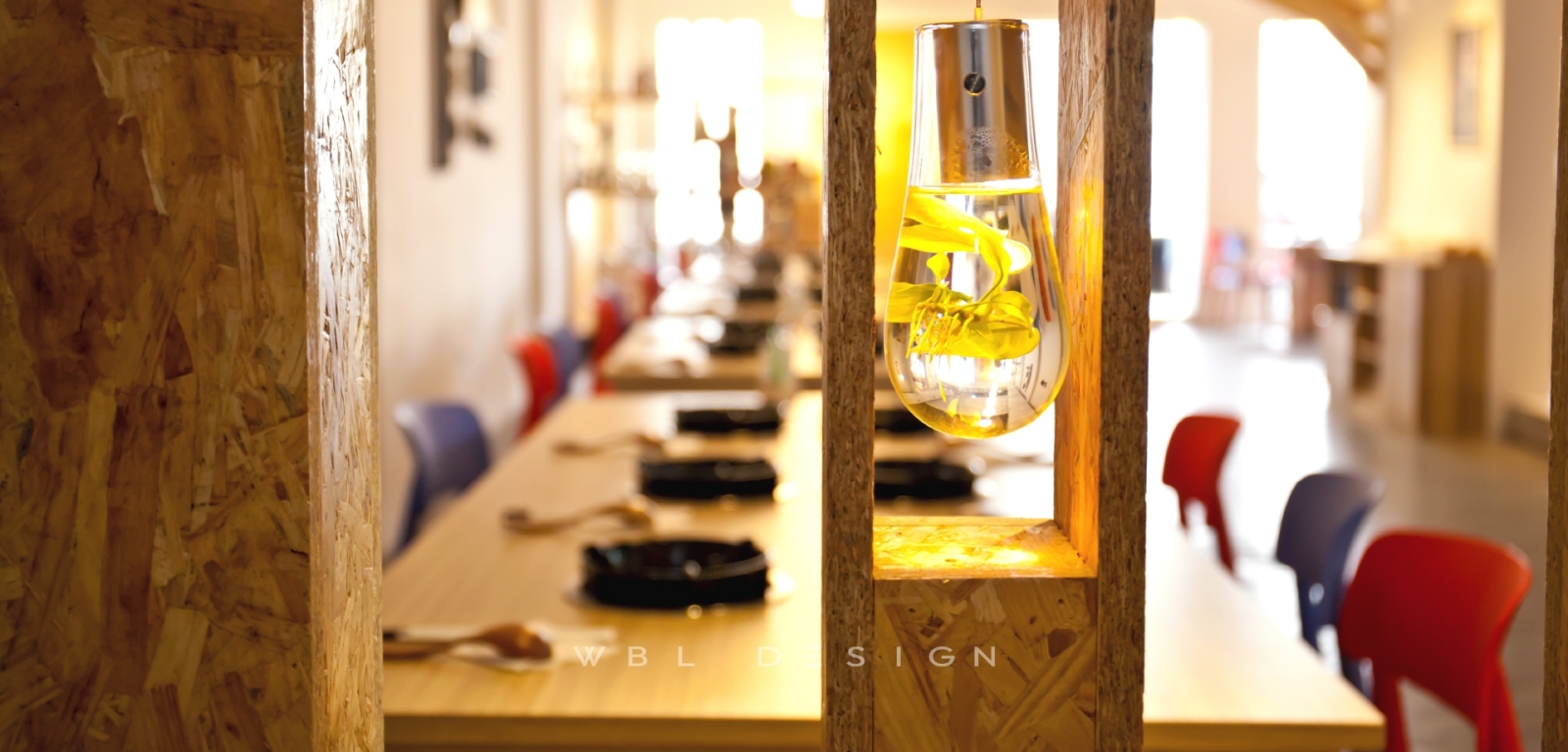 餐飲店面設計細節,木質隔間結合透明植栽吊燈與後方用餐座位